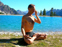 ヨガで瞑想する男性