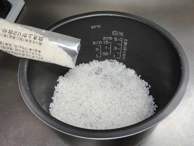 研いた米にマンナンヒカリを混ぜる