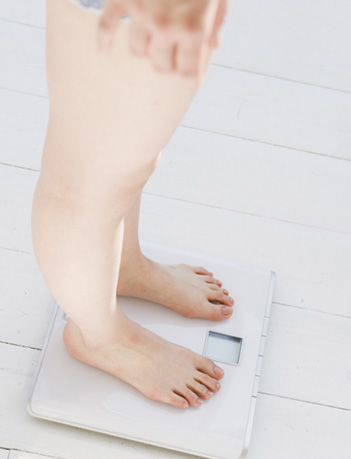 体重計と女性の足