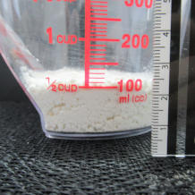 横から見た55g（100㏄程）の小麦粉