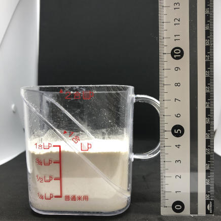 横から撮影した計量カップ100g分の中力粉