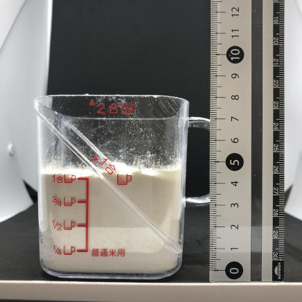 横から撮影した1カップ(200ml)の中力粉