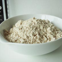 全粒粉110gを皿に入れると