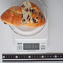 パン屋さんのレーズンパンを切ったもの