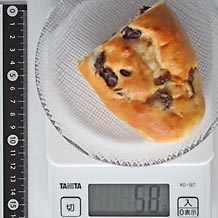 パン屋さんのレーズンパンの半分