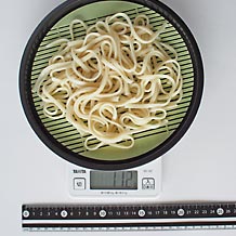茹でた干しうどん1/2人分