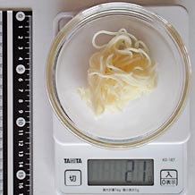 小皿に盛った一口分のそうめん