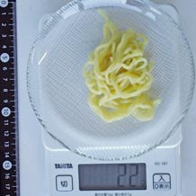 中華麺(茹で)箸で一つまみ