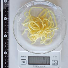 蒸し中華めんを箸で一つまみ