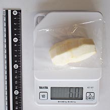 里芋(中)1個を剥く