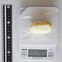 里芋(小)1個を剥く