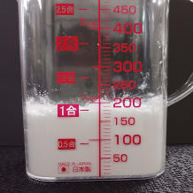 横から見たカップ1杯分の片栗粉