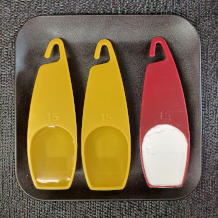 水溶き片栗粉に使用する大さじ1杯の片栗粉と大さじ2杯の水