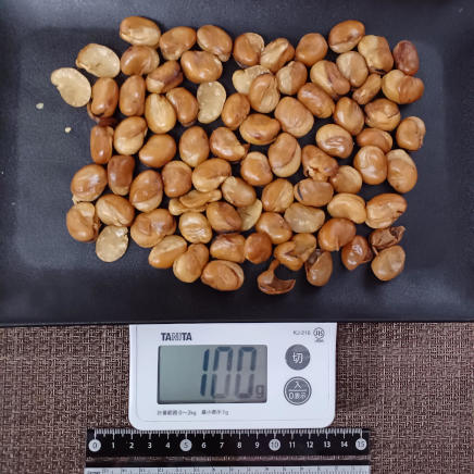 皿に広げたいかり豆 100g