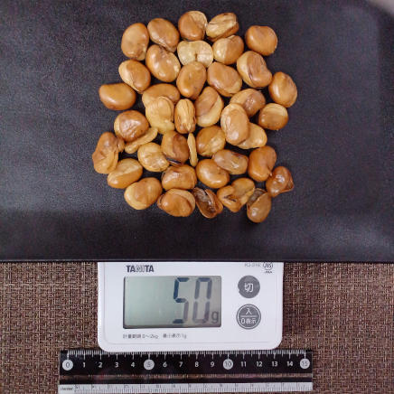 皿に広げたいかり豆 50g