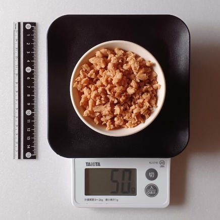 小鉢に入れた50gのソイミート