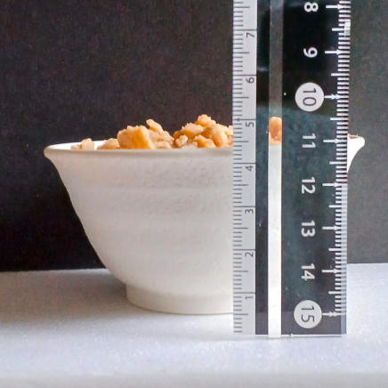 横から見た小鉢入り50gのソイミート