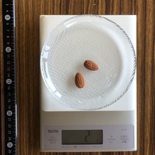 2粒分のアーモンド