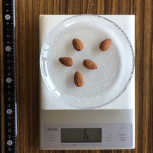 5粒分のアーモンド