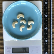 10g分のカシューナッツ 9.4g