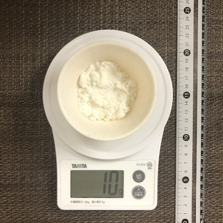 小鉢1杯のココナッツパウダー