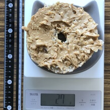 ベーグル半分に塗ったピナッツバーター 27g