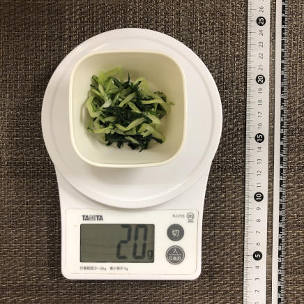 おつまみ皿1杯分の水菜の塩漬け