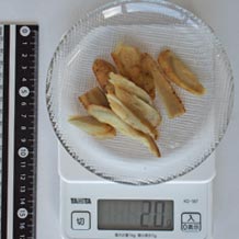 茹でた斜め切りごぼう