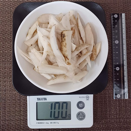 中皿に盛付けたごぼうのささがき 100g