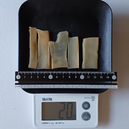 皿に並べた20gのメンマ