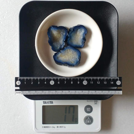 小皿にのせたナスの塩漬け3切れ17g