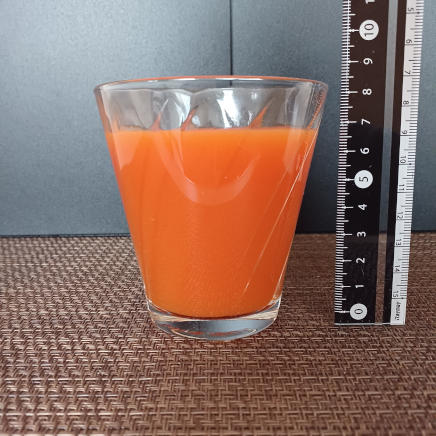 横から見た225mlのグラス1杯分のにんじんジュース 156g