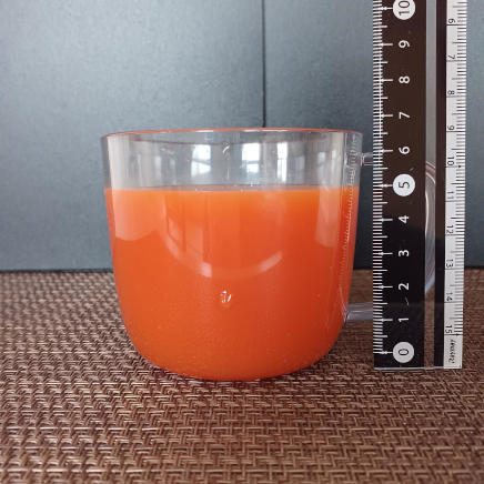 横から見た285mlのカップ1杯分のにんじんジュース 62g