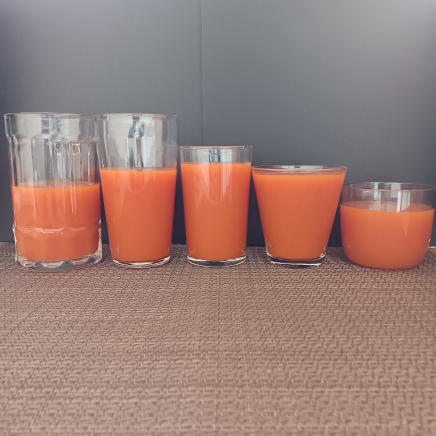 各グラスに注いだ200gの人参ジュース 200g