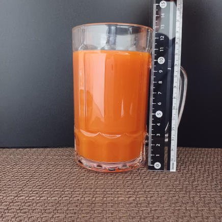 横から見た390mlのジョッキ1杯分のにんじんジュース 348g