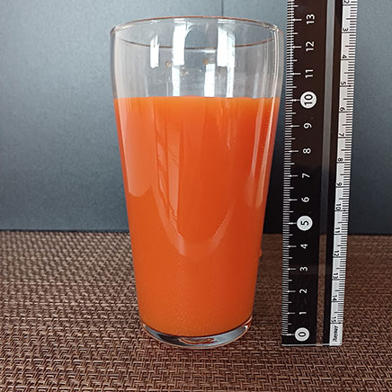 横から見た360mlのグラス1杯分のにんじんジュース 265g