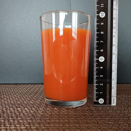 横から見た240mlのグラス1杯分のにんじんジュース 189g
