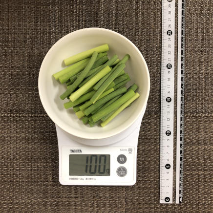 切り分けた100g分の茎にんにく