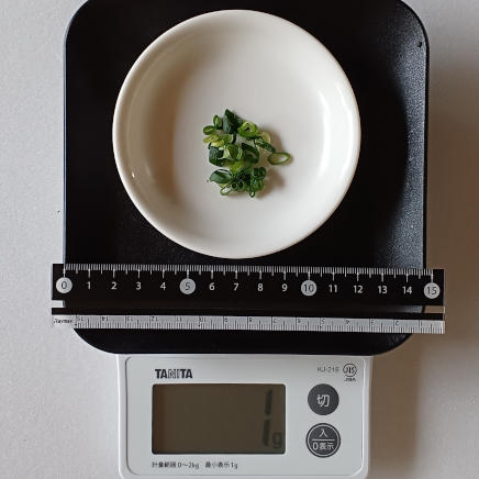小皿にのせた1gのこねぎ