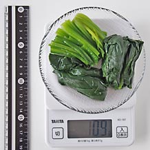 茹でたほうれん草２茎分