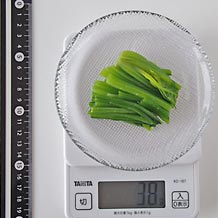 茹でたほうれん草の茎だけ