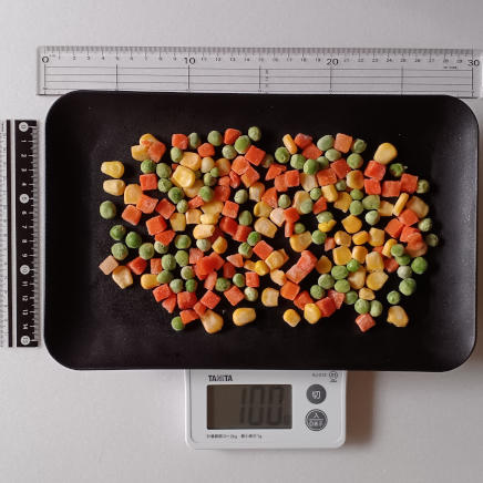 皿に並べた100ｇのミックスベジタブル