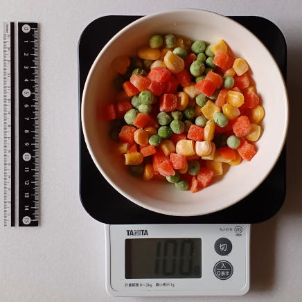 中皿に入れた100ｇのミックスベジタブル