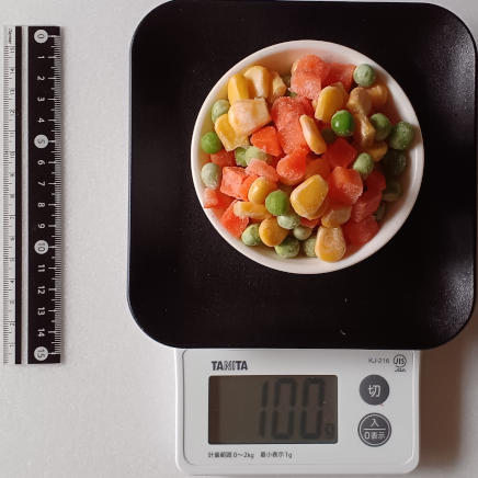 小鉢に入れた100ｇのミックスベジタブル