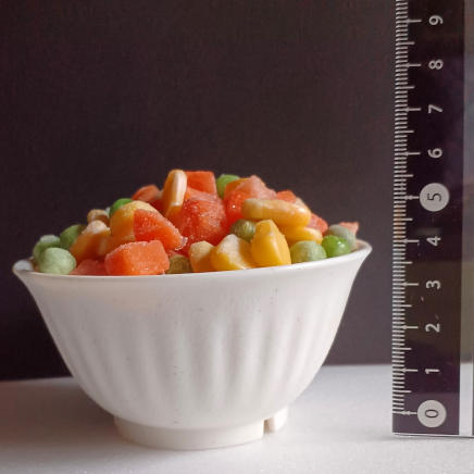 横から見た小鉢に山盛りに入ってる100ｇのミックスベジタブル