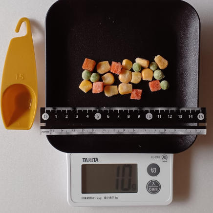 皿に広げた10ｇのミックスベジタブル