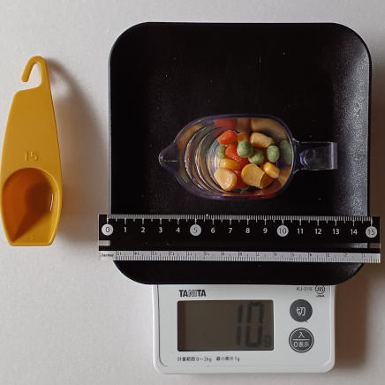 計量カップに入れた10ｇのミックスベジタブル