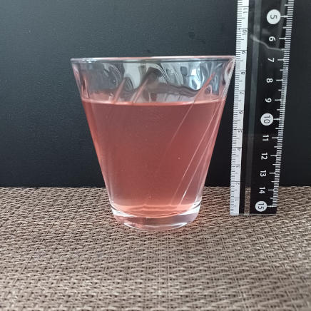 横から見た225mlのグラス1杯分のアセロラジュース