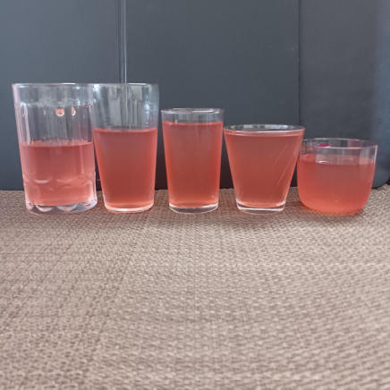 グラスに注いだ200gのアセロラジュース