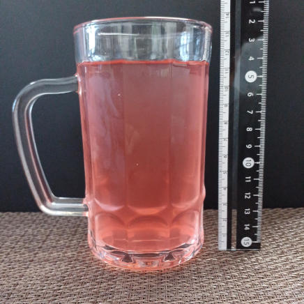 横から見390mlのジョッキ1杯分のアセロラジュース